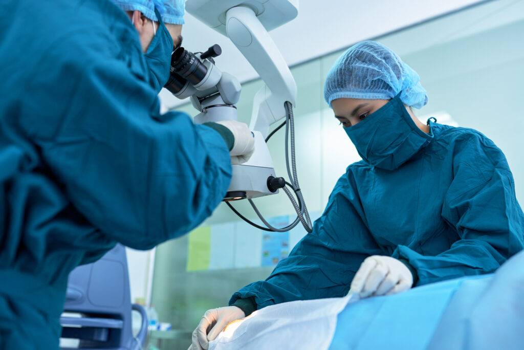 What to Know About Laser Iridotomy for Glaucoma 4 Eye surgeons working on patient during ReLEx SMILE surgery