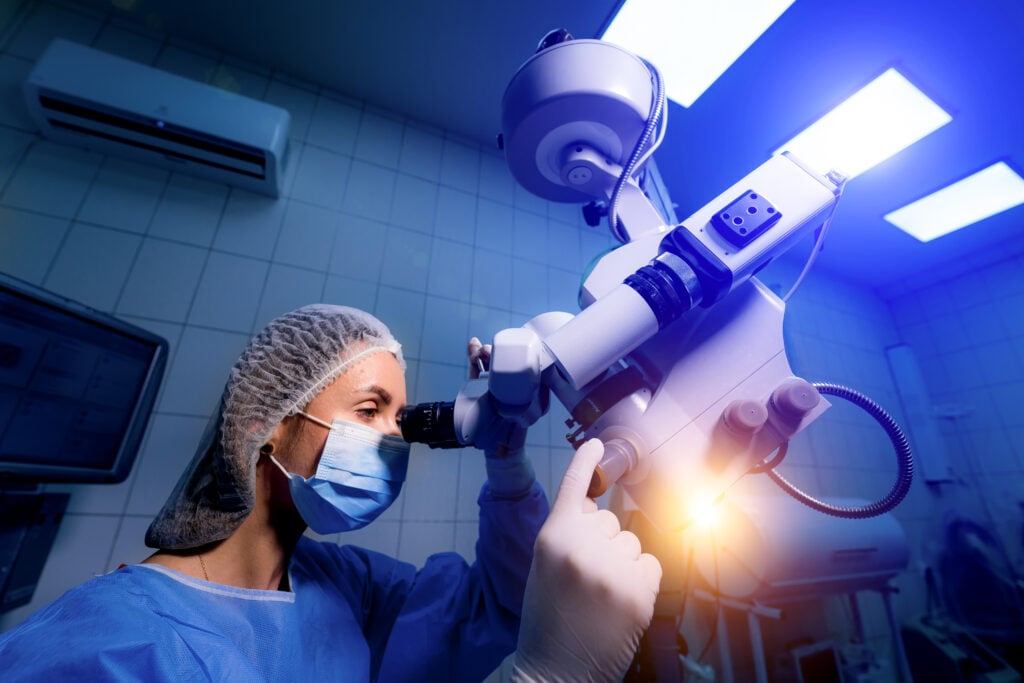 What’s the Minimum Age for Getting LASIK? 2 LASIK Surgeon Using Laser
